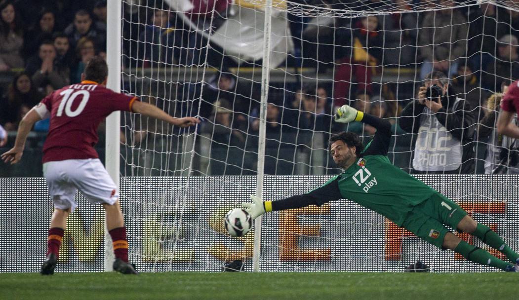 3 marzo 2013: Totti segna su rigore il suo 225esimo gol in Roma-Genoa (Ansa)